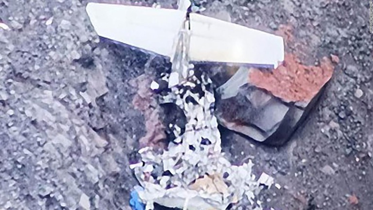 不明の小型機か？活火山付近で残骸発見
