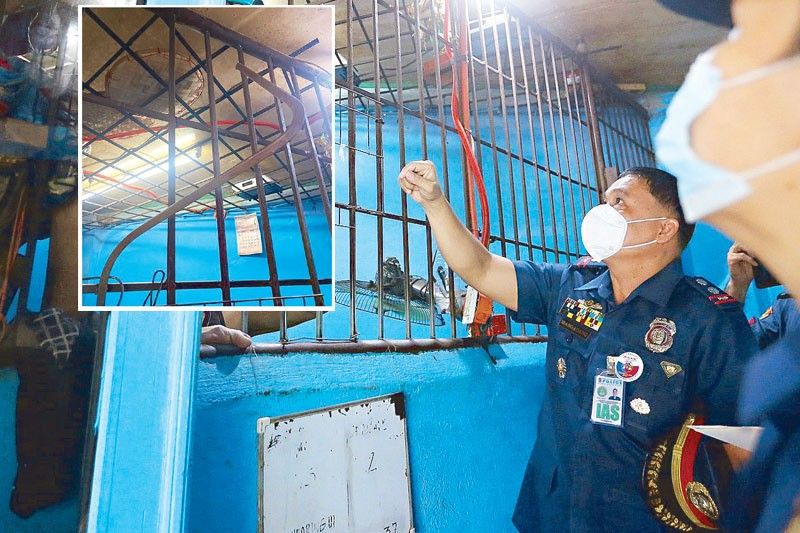 バランガイ留置場の鉄格子を切断し当直の刑務官を殴り倒し脱走